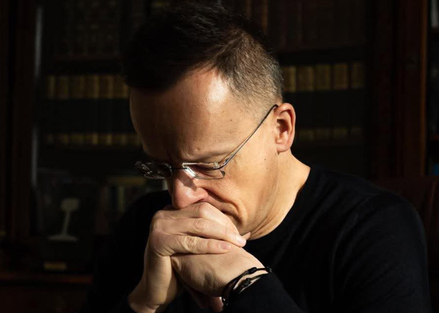 Szegény Szijjártó, most kapta meg az új állását, de máris veszélyben lehet!